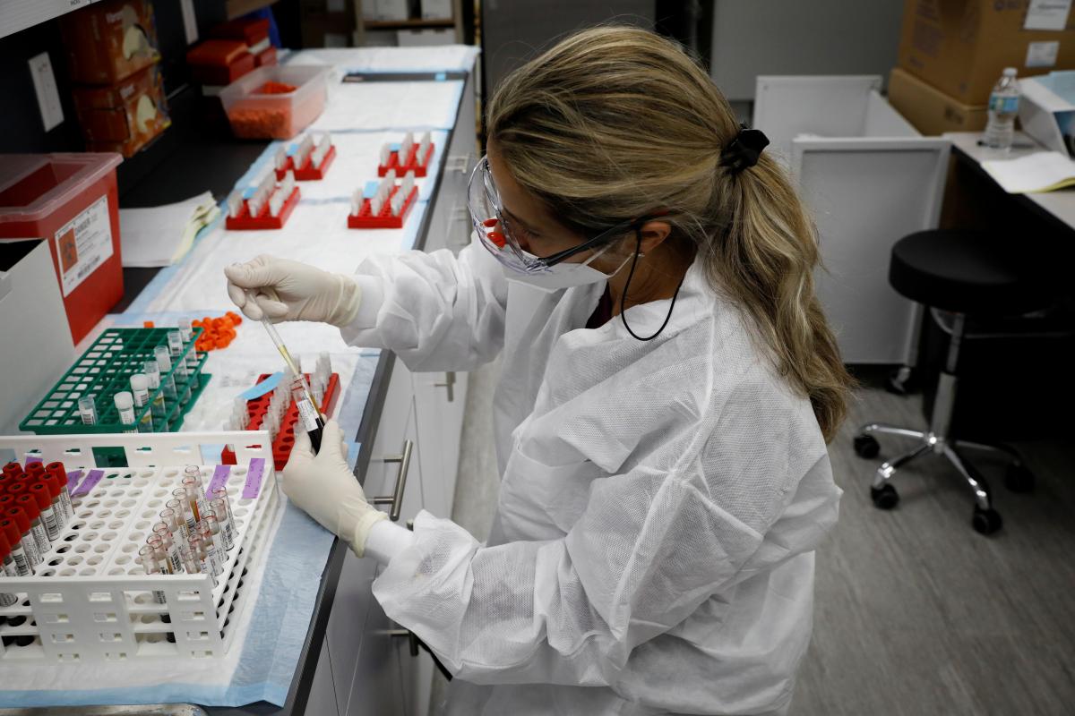 Стало известно, какие штаммы коронавируса обнаружили во Львовской области / фото REUTERS