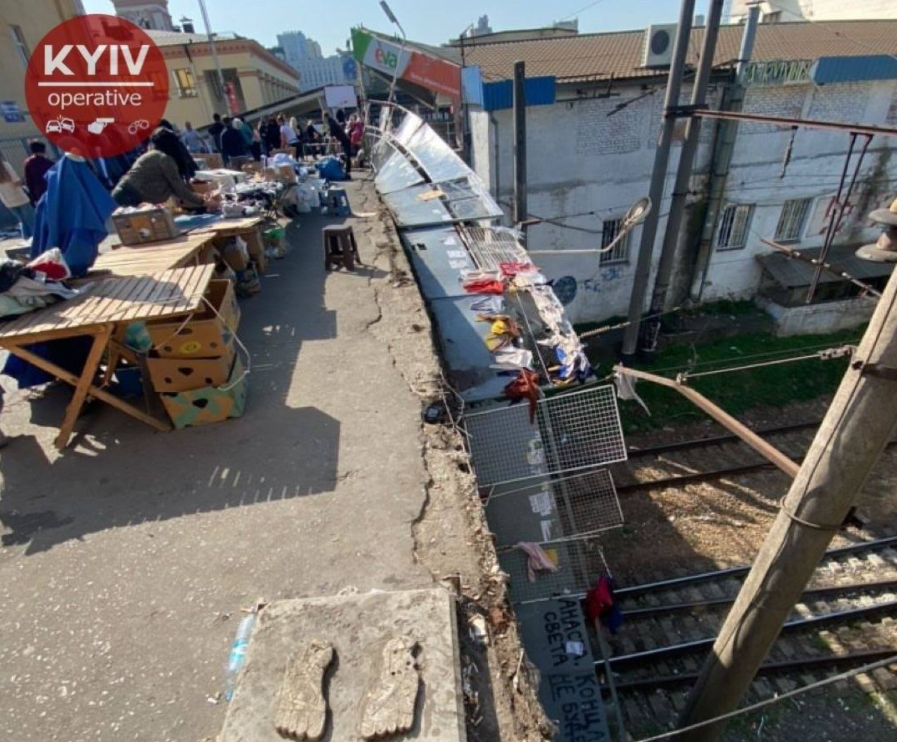 Огорожа впала прямо на колії \ Київ оперативний Огорожа впала прямо на колії \ Київ оперативний