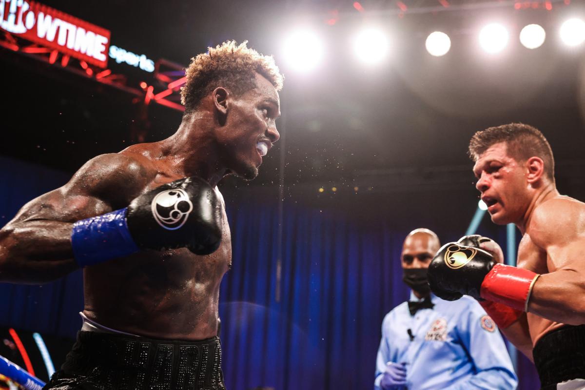 Сергей Деревянченко уступил Джермаллу Чарло / фото twitter.com/showtimeboxing Сергей Деревянченко уступил Джермаллу Чарло / фото twitter.com/showtimeboxing