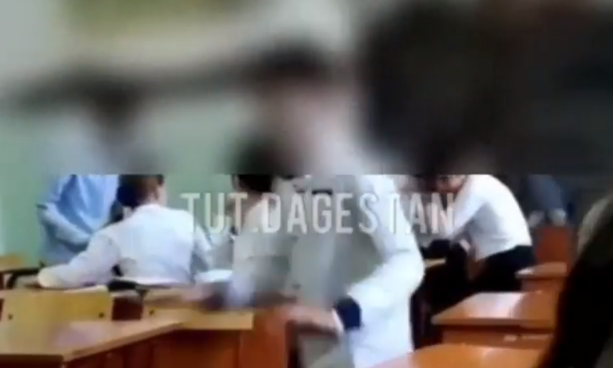Инцидент сняла на видео одна из учениц / скриншот с видео Инцидент сняла на видео одна из учениц / скриншот с видео