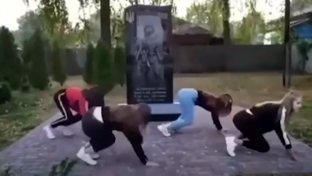 Школярки станцювали біля пам'ятника загиблим бійцям / скріншот Школярки станцювали біля пам'ятника загиблим бійцям / скріншот