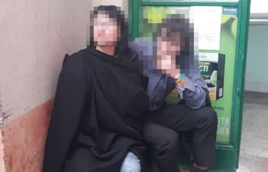 Жінка забарикадувалася в аптеці / фото facebook.com/lvivpolice Жінка забарикадувалася в аптеці / фото facebook.com/lvivpolice