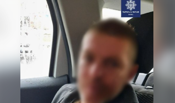 Злоумышленник ударил женщину в живот / патрульная полиция Киева Злоумышленник ударил женщину в живот / патрульная полиция Киева