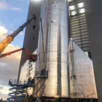 Илон Маск показал фото сборки первого корабля SpaceX Starship