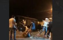 В Полтаве две девушки жестоко избили ногами блондинку возле караоке-бара (видео)