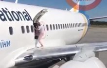 Подышала свежим воздухом: в "Борисполе" женщина "прогулялась" по крылу самолета (видео)