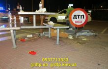 В Киеве легковушка въехала в террасу Mcdonald's: госпитализированы две женщины (фото, видео)