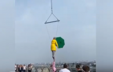 Кандидат в меры Киева Верещук "летала" над мостом, как Мэри Поппинс (видео)