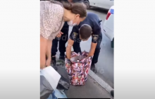 В Киеве многодетная мать носила младенца в сумке (видео)