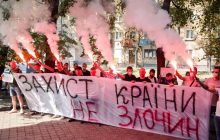 Обстрел автобуса на Харьковщине: тысячи украинцев вышли на акцию протеста "Защита Украины - не преступление"