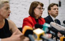 "Надели на голову маску и вывезли к границе": оппозиционерку Ковалькову насильно выдворили из Беларуси