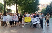 «Красная» зона в Черновцах: родители учеников устроили пикет с требованием открыть школы (фото)