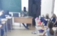 "Всем сидеть, это захват!": в годовщину "бесланской трагедии" спецназ РФ разыграл перед пятиклассниками сцену теракта (фото)