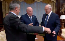 Не тонкий намек: посол РФ подарил Лукашенко карту Беларуси в составе Российской империи