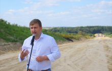 Председатель Ровенской ОГА посреди поля отчитался о годе своей работы (фото)