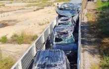 В США поезд с новыми автомобилями протаранил мост и сложился в "гармошку" (видео)