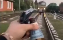 Автівка на рельсах та постріли з пістолета: на Вінниччині хулігани зупинили потяг заради відео для Instagram (відео)