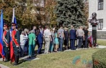 Стягнули прапори РФ: у "ЛНР" встановили перший бюст мертвому ватажку бойовиків (фото)
