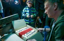 З тортами і прапорами: білоруси відсвяткували день народження Тихановської (фото, відео)