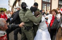 У Мінську ОМОН жорстко затримав учасниць "жіночого маршу" (фоторепортаж, відео)