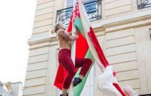 Активистки Femen передали послание Лукашенко с флагштока посольства Беларуси в Париже (видео)