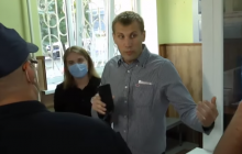 Без маски не пускают: украинец не может попасть в суд, чтобы судиться из-за отсутствия маски (видео)