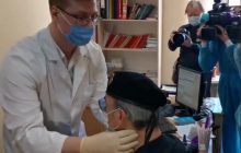 А шляпа не спала: Боярский потерял сознание перед вакцинацией и попал на видео