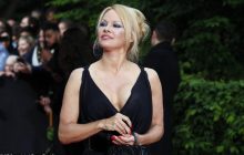 53-летняя Памела Андерсон в секси-боди возбудила поклонников позой "догги-стайл"