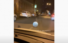 В центре Харькова бетонный шар, катясь по дороге, поцарапал несколько авто: инцидент попал на видео