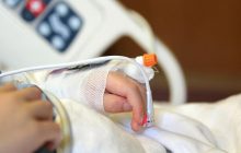 У Дніпрі в реанімації помер 2-річний хлопчик, якого понівечили домашні вівчарки