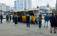 Ледь не вивалюються: з'явилися фото, як люди набиваються в маршрутки в Одесі