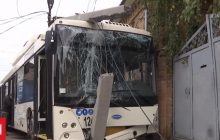 В Кропивницком грузовик протаранил набитый людьми троллейбус (видео)