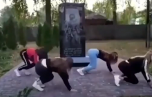 Школьницы станцевали тверк возле памятника погибшим на Донбассе и спровоцировали скандал (видео)