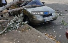 Харковом пронісся ураган: розбиті машини, постраждала дівчина (фото, відео)