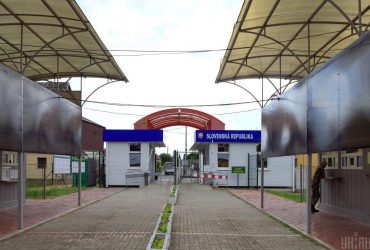 КПП Ужгород прекращает оформление граждан, следующих в Словакию пешком