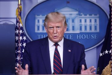 Не будьте паникерами: Трамп пытается успокоить избирателей на фоне биржевого краха