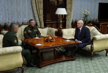 Міністр оборони Білорусі прийшов на доповідь до Лукашенка з ядерною бомбою