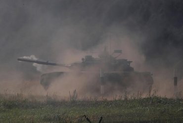 РФ снимает с хранения древнейшие танки и БТР: Жданов раскрыл новые детали