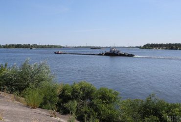 Окупанти використовують баржі для переправи через Дніпро: експерт пояснив, що це означає