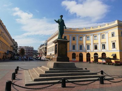 В Одессе перед польским посольством стояла голая девушка – что случилось? (фото) - Одесская Жизнь