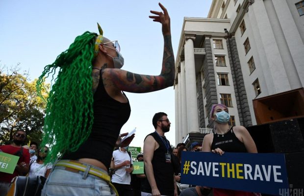 Музыка и танцы: под Кабмином требовали отменить запрет на работу ночных клубов (фоторепортаж)