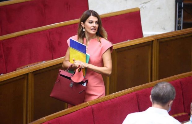 Нардеп засвітила в Раді сумочку за $10 тисяч