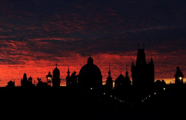 Фотограф заснял потрясающий восход солнца над Карловым мостом в Праге (фоторепортаж)