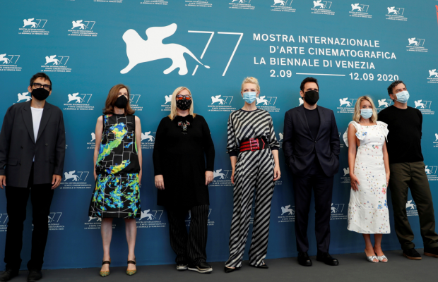 Відкриття Венеціанського кінофестивалю 2020: які розкішні вбрання показали зірки