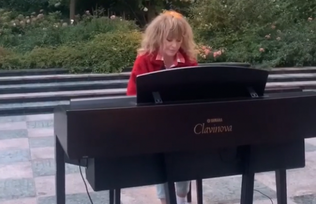 Алла Пугачева удивила сеть своей прической (фото, видео)