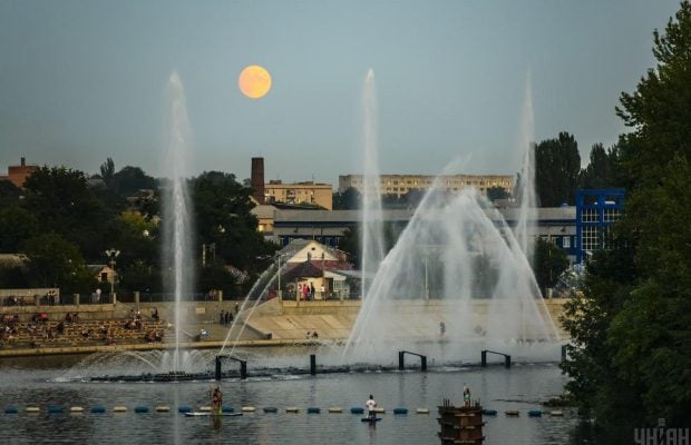 Журналісти проінспектували життя у найкомфортнішому та найгіршому місті України (відео)