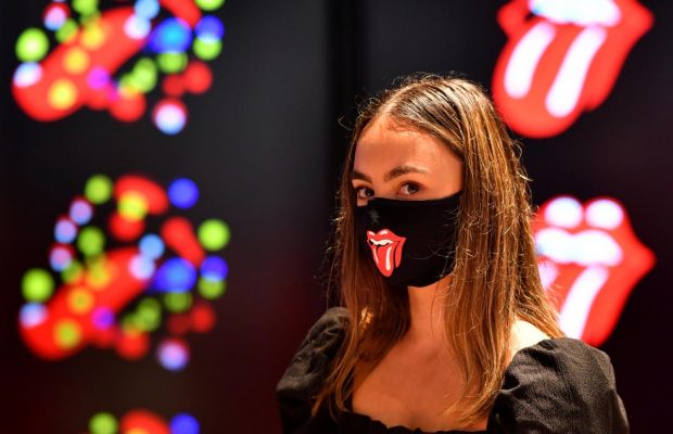 У Лондоні відкрився перший у світі фан-шоп легендарних The Rolling Stones: топ-товар – маски з червоним язичком (фоторепортаж, відео)