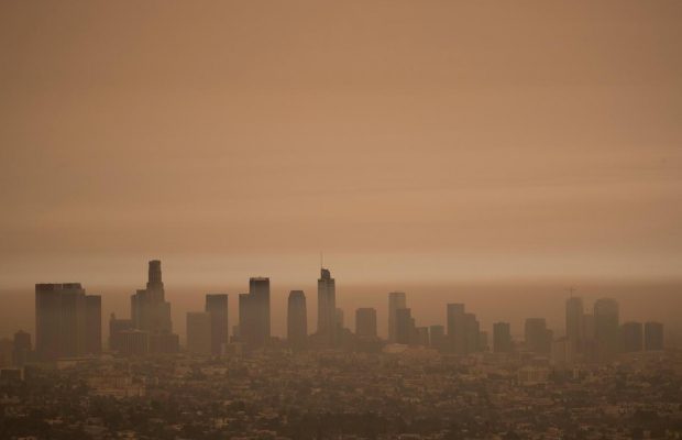 Дым виден из космоса: из-за масштабных лесных пожаров качество воздуха в США называют худшим в мире (видео, фото)