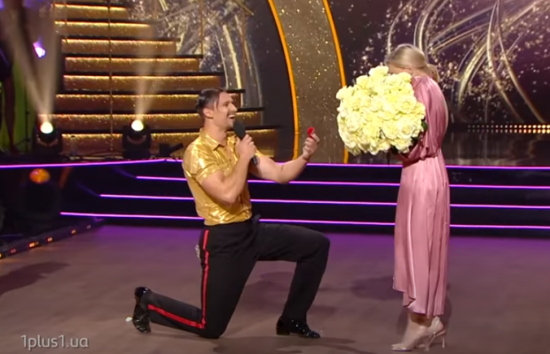 Участник "Танцев со звездами" сделал предложение своей девушке в прямом эфире (видео)