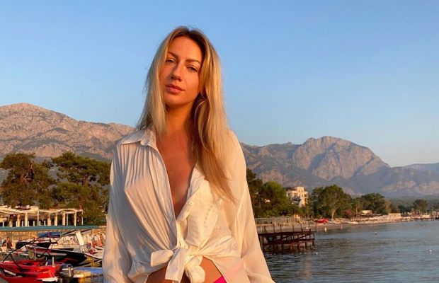 Леся Нікітюк без білизни позувала на березі моря